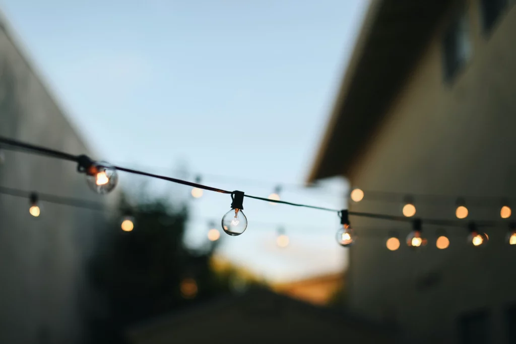 Plongez dans une ambiance chaleureuse et festive grâce aux guirlandes lumineuses. Un éclairage doux pour des soirées conviviales et magiques.