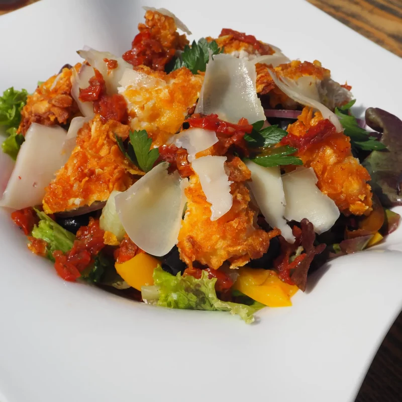 Découvrez notre salade César fraîche et savoureuse, parfaite pour un repas d'été à la guinguette, en plein cœur de la campagne. Un délice en pleine nature !