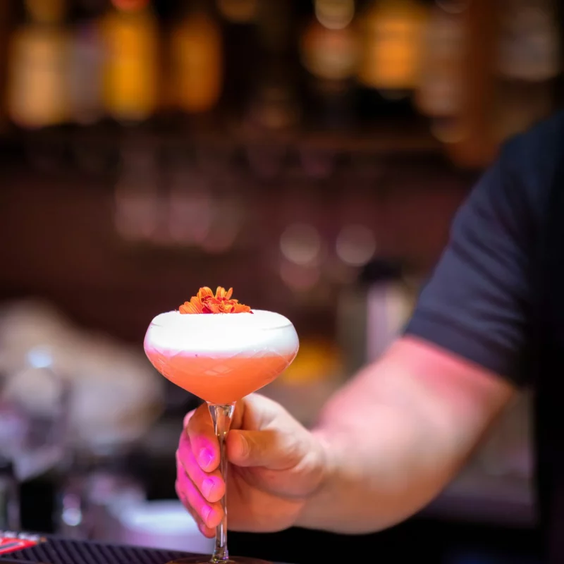 Découvrez notre cocktail rafraîchissant, préparé avec soin au bar pour une expérience de convivialité et de plaisir. Parfait pour un moment entre amis.