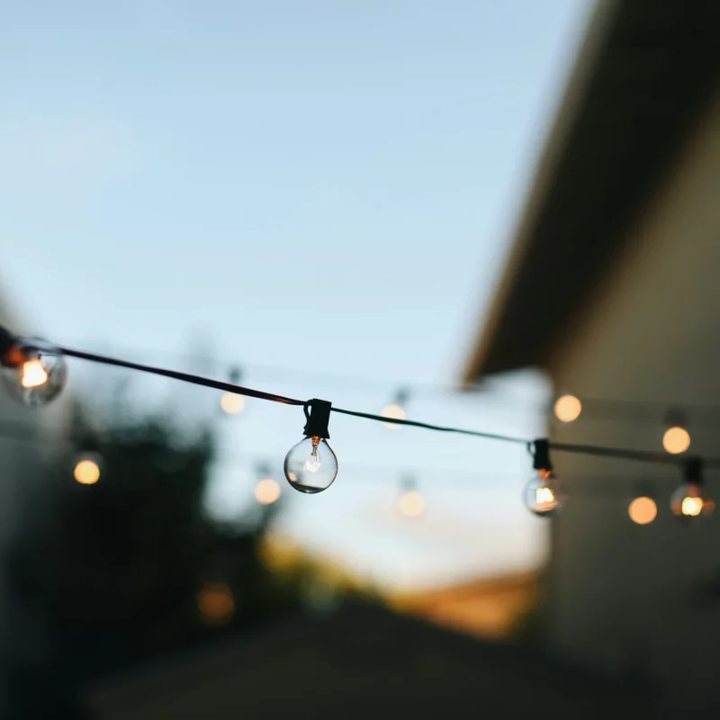 Plongez dans une ambiance chaleureuse et festive grâce aux guirlandes lumineuses. Un éclairage doux pour des soirées conviviales et magiques.